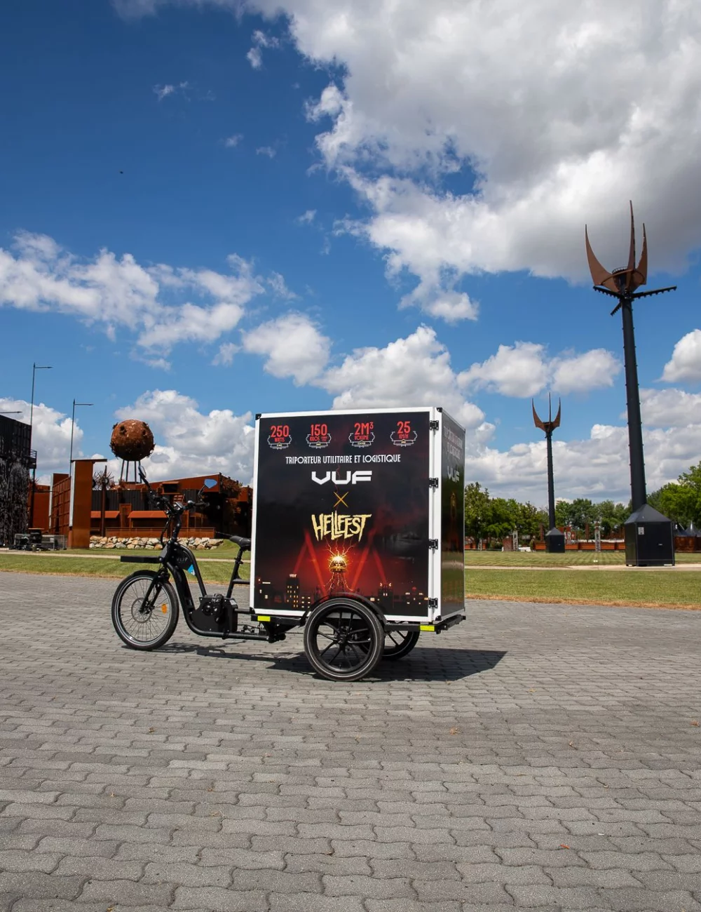 Décoration adhésive vélo cargo - Hellfest 2024